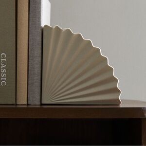 Scalloped Bookend - H&M